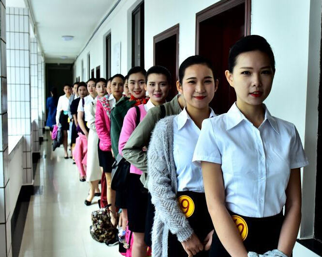桂林航空招空乘 美女帥哥冒雨面試