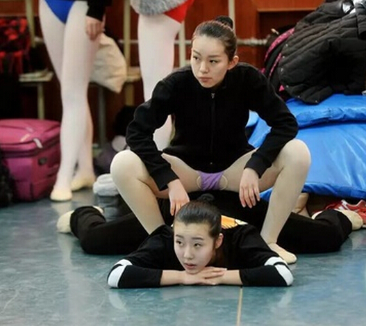 舞蹈表演專業(yè)藝考生熱身 這姿勢(shì)太銷魂