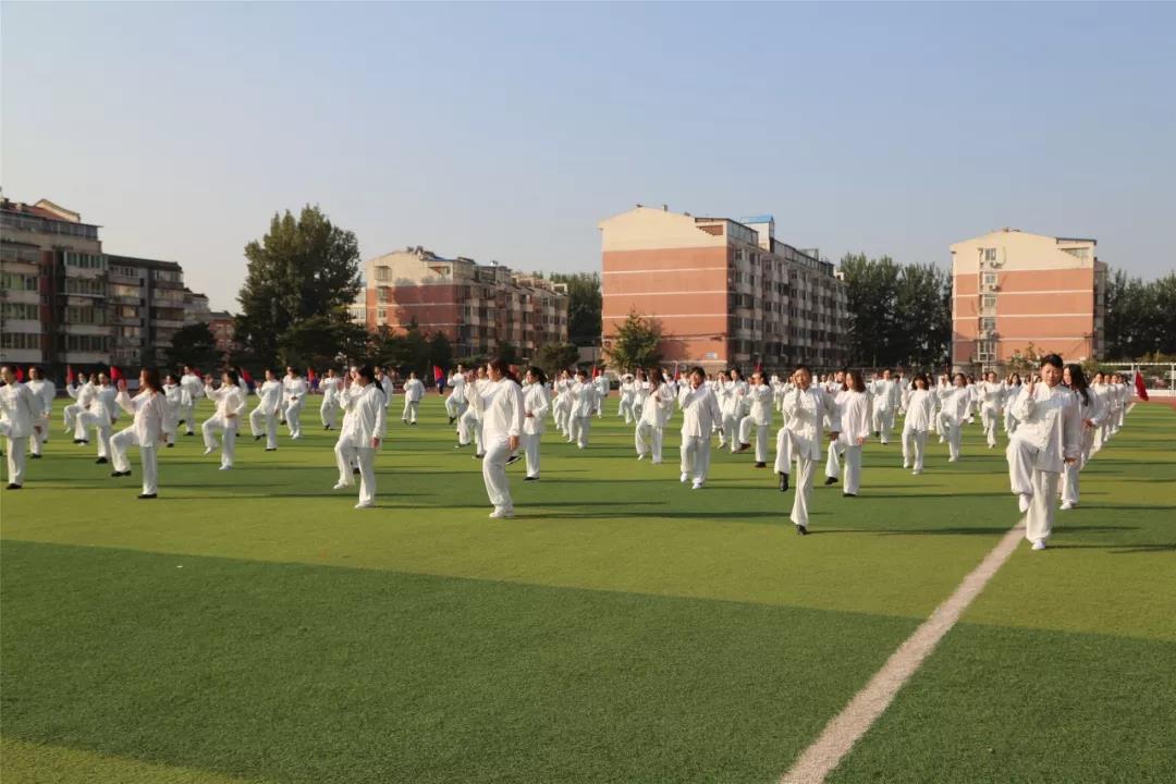 北大附實(shí)驗(yàn)外國(guó)語舉行第十二屆秋季田徑運(yùn)動(dòng)會(huì)開幕式