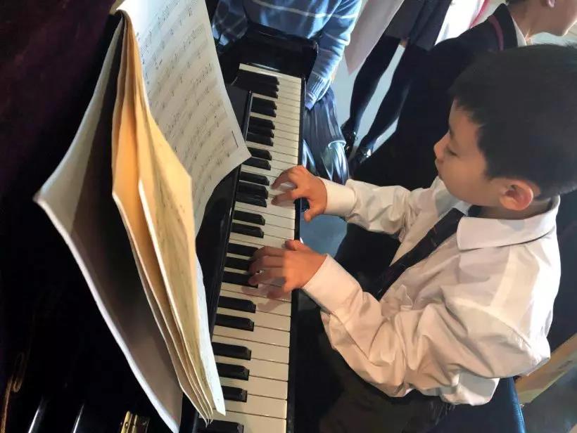 【音樂(lè)市集】炫動(dòng)音符 唱響黑利伯瑞