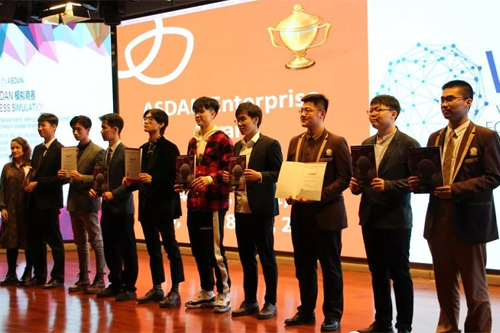 交易拍賣環(huán)節(jié)黑利伯瑞學(xué)子顯風(fēng)采