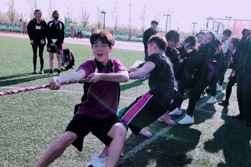 黑利伯瑞國際學(xué)校高中部【拔河比賽】凝心聚力的賽事