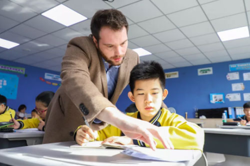 新府學(xué)外國語學(xué)校