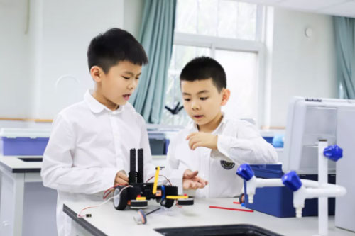 新府學(xué)外國語學(xué)校