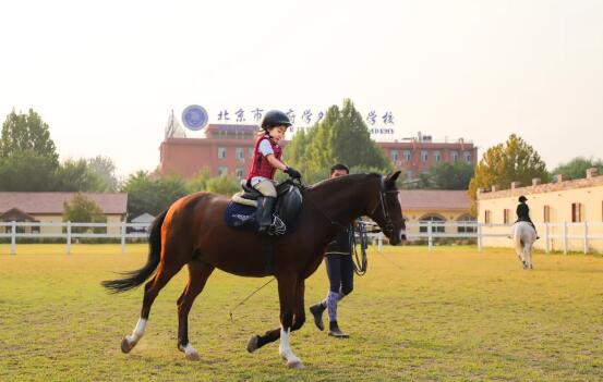 新府學(xué)外國語學(xué)校