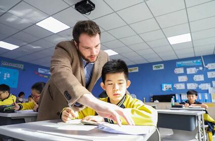 新府學(xué)外國語學(xué)校