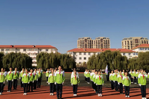 華油榮德小學(xué)第五屆跑操、太極拳比賽——以動(dòng)健體，以靜養(yǎng)心；積極進(jìn)取，奮勇?tīng)?zhēng)先