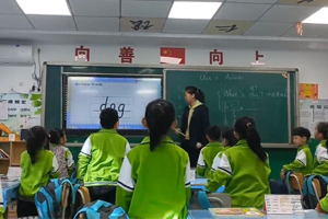 華油榮德小學(xué)開(kāi)設(shè)愛(ài)英語(yǔ)創(chuàng)新課堂——學(xué)好實(shí)用英語(yǔ)，傳播中國(guó)文化