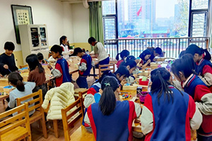 三河市燕橋?qū)W校美術(shù)社團(tuán)開展尤克里里手繪課！