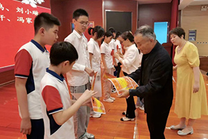 三河市燕橋?qū)W校舉行六年級表彰暨師生動員大會！少年乘風(fēng)起，未來皆可期