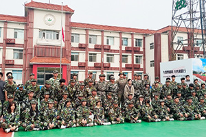 北京市實(shí)驗(yàn)外國(guó)語(yǔ)學(xué)校開(kāi)展軍訓(xùn)活動(dòng)：閉營(yíng)號(hào)角，吹響青春最響亮的誓言