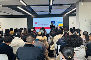 北京市朝陽區(qū)新亞學(xué)校舉辦高一期中家長會(huì)：家校攜手共話成長！